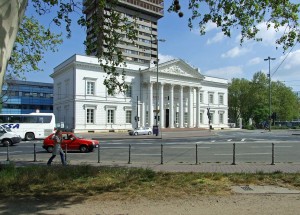 Alte-stadtbibliothek--portikus-ffm001“ von dontworry -