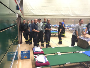 die Betten haben die ehrenamtlichen Helfer der Feuerwehren gestellt_jetzt werden Decken und Handtücher verteilt(1)