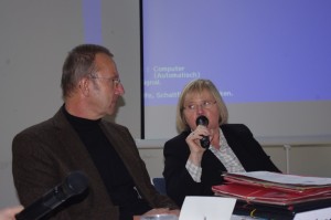 Friederike Lenz vom Sozialministerium musste sich kritische Anmerkungen von Landrat Joachim Arnold und anderen Flüchtlingshelfern anhören. Foto Klaus Nissen