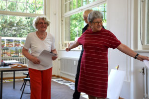 Anne Marie Mörler (links) und Karin Merchel begrüßen die Gäste bei der Auktion. (Bild: Petra Ihm-Fahle)