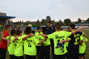Landbote-Cup: Trainer Dennis Schmidt von der TSG Wieseck bestärkt seine Mannschaft. (Bild: Petra Ihm-Fahle)