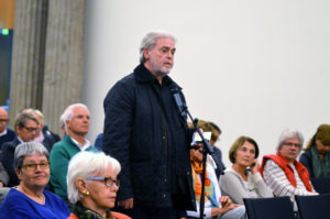 Die Bürger stellen Fragen zum Sprudelhof. (Bild: Petra Ihm-Fahle)