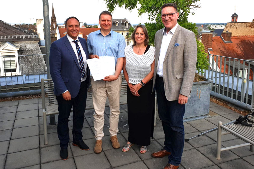 Die Stadt wird Mitglied im Förderverein Hospiz, hier (von links) Bürgermeister Klaus Kreß, Vorsitzender Stefan Fuchs, Sozialausschuss-Vorsitzende Petra Michel und Erster Stadtrat Peter Krank. (Bild: Stadt Bad Nauheim)