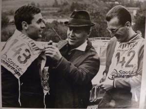 Die Mittelstreckenläufer Karl Eyerkaufer (rechts) und Jürgen May legen Ende der Sechziger Jahre bei einem Sportfest im Rhein-Main-Gebiet mit Hilfe eines Offiziellen die Startnummern an. Eyerkaufer hatte die Flucht des den DDR-Spitzensportler 1967 auf eigene Kosten organisiert. Repro: Nissen