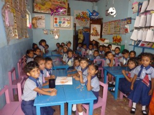 43 Vorschulkinder drängen sich in einem Raum. Ein Ehepaar aus Hanau lässt gerade einen Erweiterungsbau im srilankischen Beruwela erreichten. Karl Eyerkaufer hat das vermittelt. Foto: Klaus Nissen