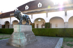 Sprudelhof: Der Bronzelöwe bewacht das Badehaus 6 im Hintergrund. (Bild: Petra Ihm-Fahle)
