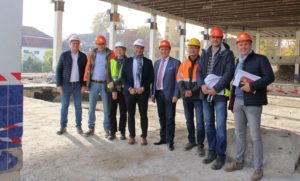 Unser Bild zeigt (von links) Harald Full (F&R /Ferraro Group), Sven Witte (Architekturbüro a5, Christine Lamken (Regierungspräsidium Darmstadt), Giuseppe Ferraro (F&R/Ferraro Group), Bürgermeister Klaus Kreß, Fachdienstleiter Volkmar Dörn, Tobias Poschmann, (a5 Planung GmbH) und Fachbereichsleiter Steffen Schneider. (Foto: Stadt)