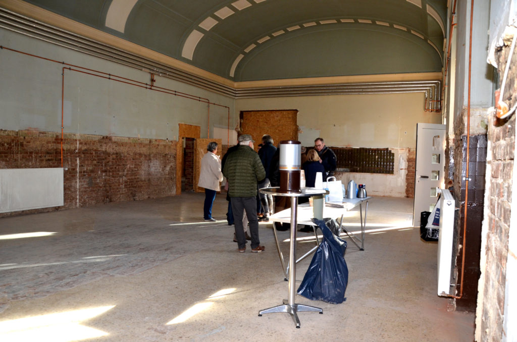 Die Besucher verschaffen sich einen Eindruck von dem Vorschlag Kulturbahnhof. (Bild: Petra Ihm-Fahle)