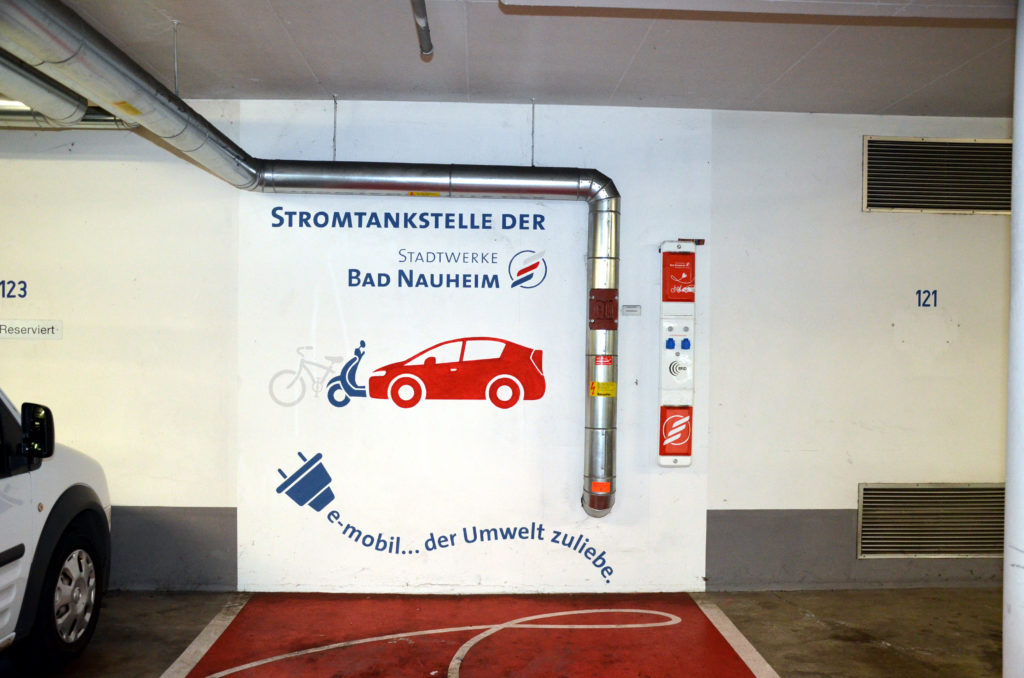 Für E-Autos gibt es bereits eine gewisse Infrastruktur in Bad Nauheim, wie hier in der Garage am Park. (Bild: Petra Ihm-Fahle)