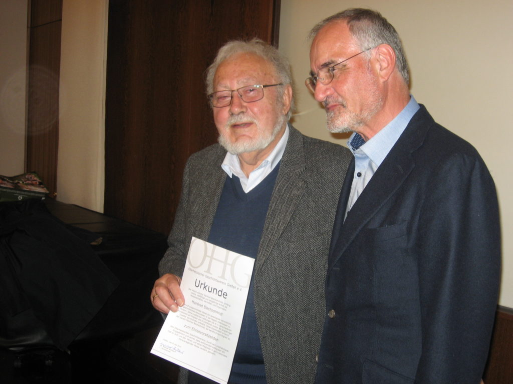 Oberhessisches Museum: Vorsitzender Michael Breitbach überreicht Manfred Blechschmidt (links) die Urkunde zur Ernennung als Ehrenvorsitzender.