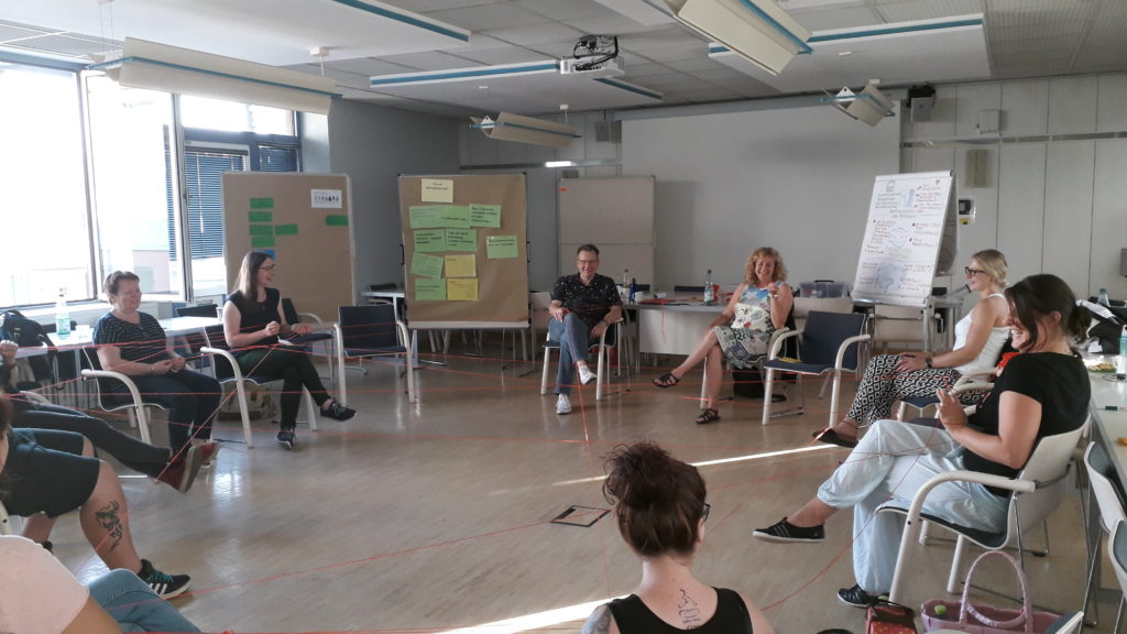 Eine Impression aus dem Seminar im vergangenen Jahr. Thema war die interkulturelle Vernetzungsarbeit. Diesmal geht es um Antidiskriminierung. (Bild: Wetteraukreis/pv)