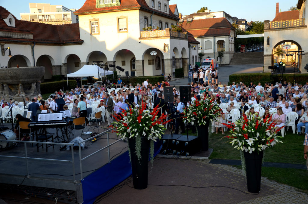 Der Sprudelhof füllt sich kurz vor der Eröffnung von Quellendankfeier und Heilbad-Jubiläum 2019. (Bild: Petra Ihm-Fahle)