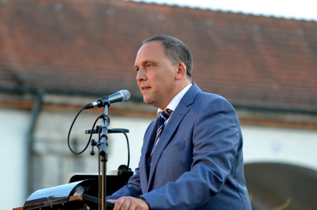 Bürgermeister Klaus Kreß begrüßt die Gäste von Quellendankfeier und Heilbad-Jubiläum. (Bild: Petra Ihm-Fahle)