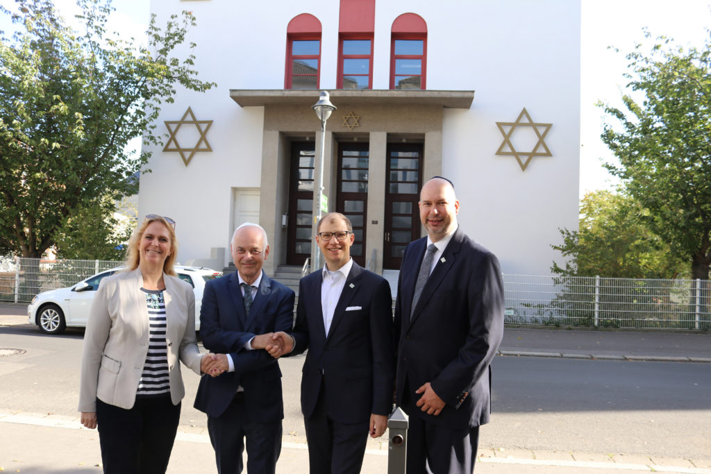 Die Kreisspitze ist zu Besuch in der Synagoge.
Unser Bild zeigt dabei von links: Stephanie Becker-Bösch, Manfred de Vries, Jan Weckler und Matthias Walther. (Bild: pv)