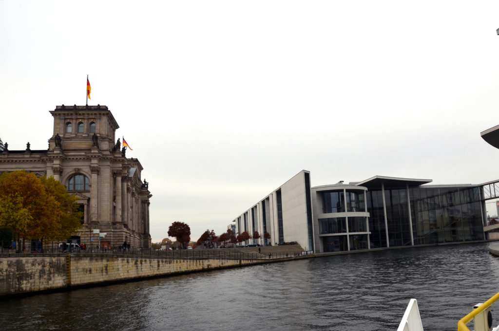 Links der Reichstag, rechts das Paul-Löbe-Haus. (Bild: Petra Ihm-Fahle)