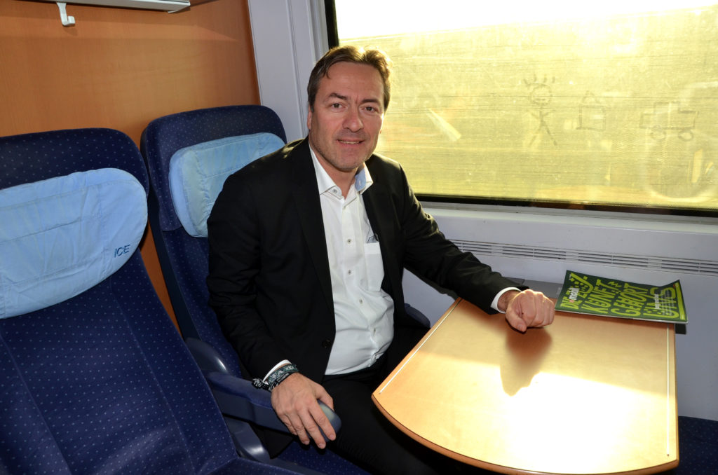 Peter Heidt fliegt meistens nach Berlin, hier nimmt er den Zug. (Bild: Petra Ihm-Fahle)