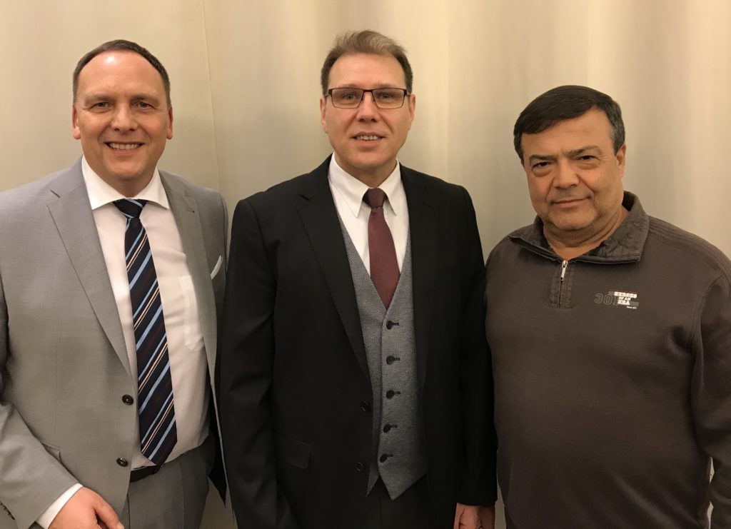 Bürgermeister Klaus Kreß, Vorsitzender des Ausländerbeirats Sinan Sert und Stadtrat Ali Bulut (von links). Foto: Stadt Bad Nauheim